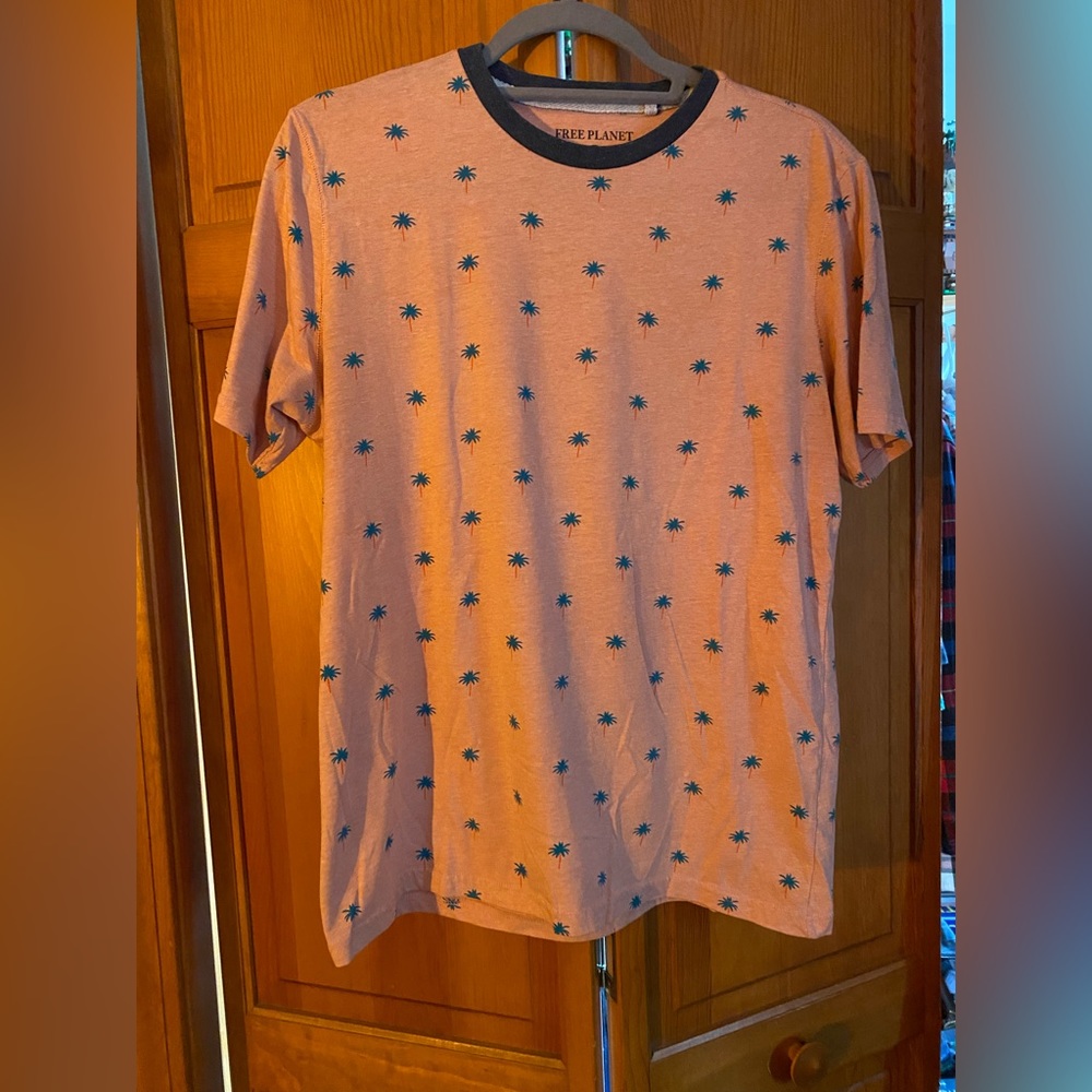 Free Planet Palm Tree Men’s T-Shirt